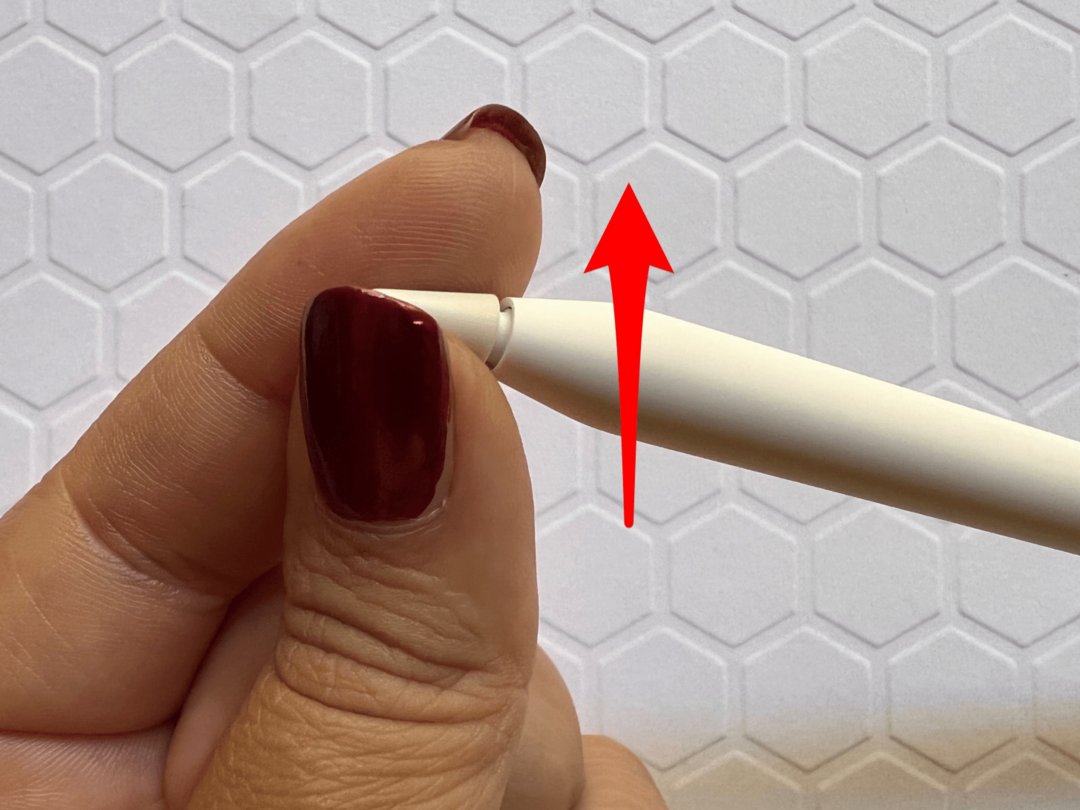 ფრთხილად გადაატრიალეთ Apple Pencil-ის წვერი საათის ისრის საწინააღმდეგოდ - ipad კალამი არ მუშაობს