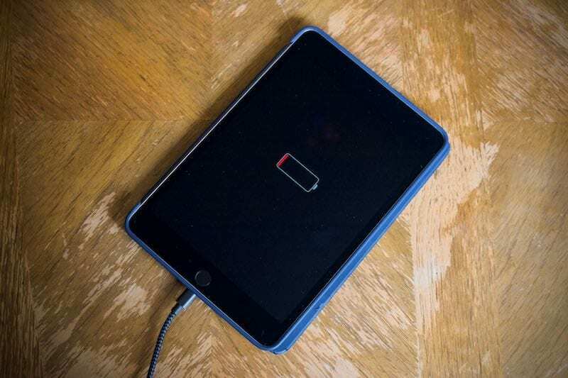 iPad mini che mostra l'icona della batteria sullo schermo.