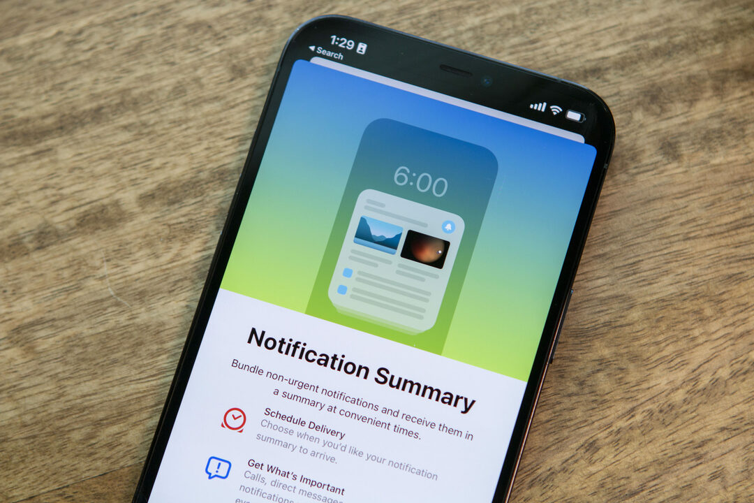 Πώς να ρυθμίσετε τη σύνοψη ειδοποιήσεων στο iOS 15 Hero
