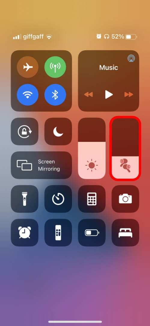 AirPods वॉल्यूम स्लाइडर को हाइलाइट करने वाला कंट्रोल सेंटर
