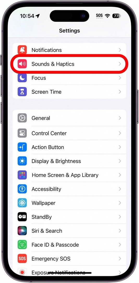 빨간색 원으로 표시된 사운드 및 햅틱 옵션이 있는 iPhone 설정