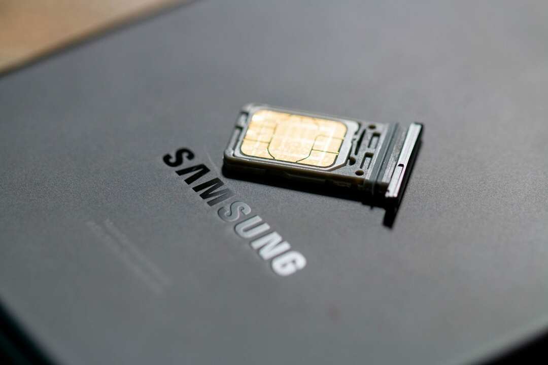 شعار Galaxy S21 Ultra مع بطاقة SIM