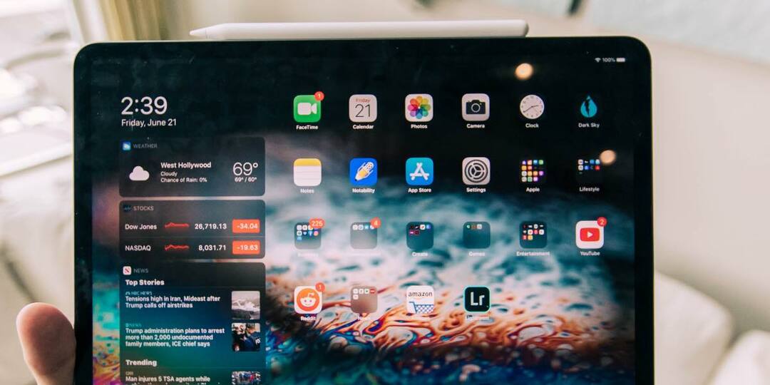 fénykép egy ipadről egy ember kezében