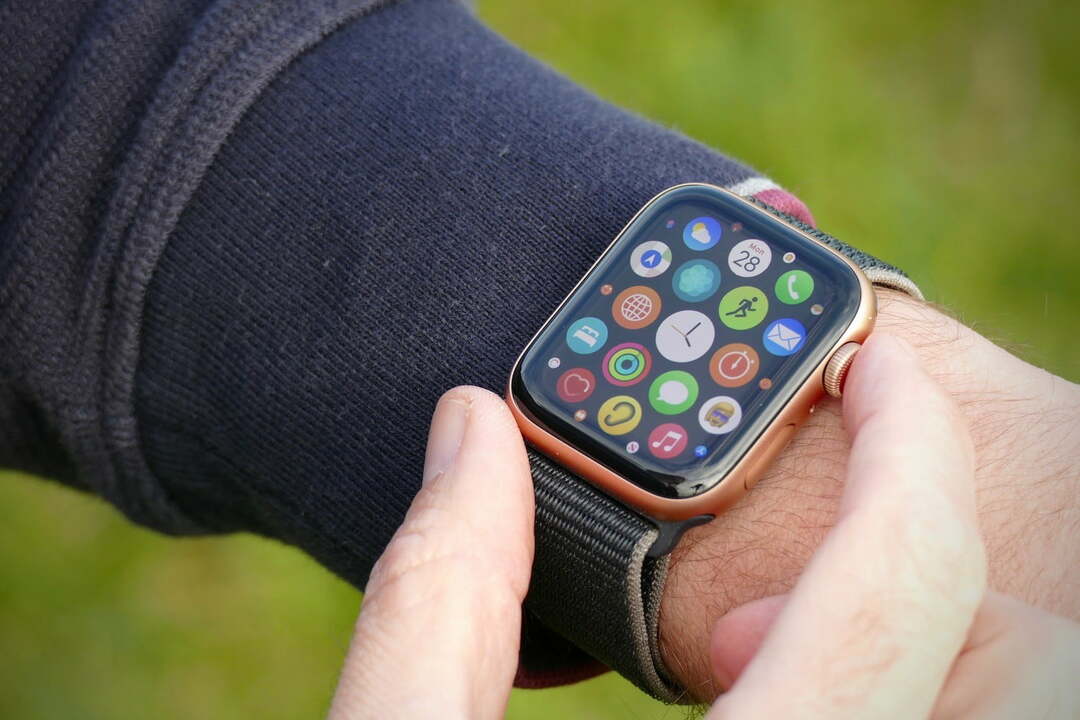 Die Apple Watch SE, am Handgelenk. Der App-Auswahlbildschirm wird angezeigt.
