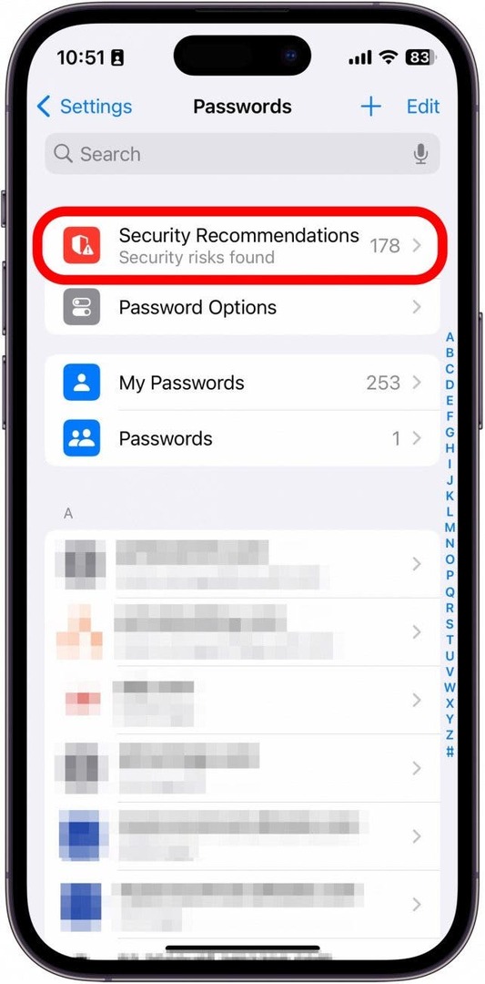 लाल रंग में घेरे गए सुरक्षा अनुशंसा बटन के साथ iPhone पासवर्ड सेटिंग्स