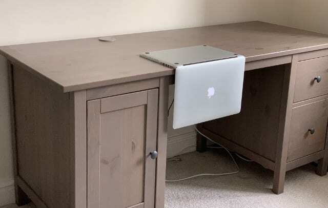 MacBook položený hore nohami na stole