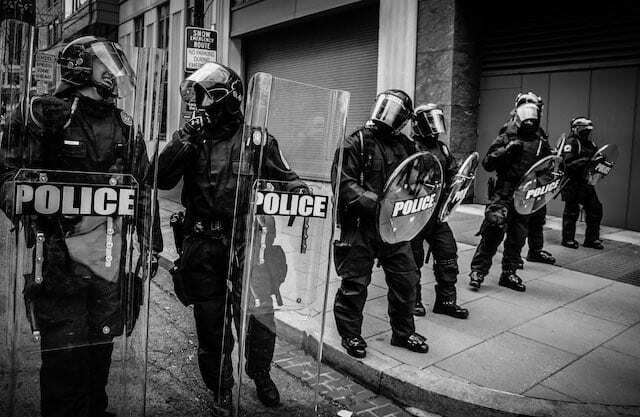 Polícia com equipamento anti-motim.