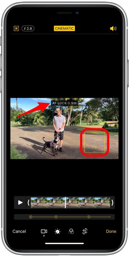 कैमरे से एक विशिष्ट दूरी पर फ़ोकस को लॉक करने के लिए, आप स्क्रीन को तब तक स्पर्श करके रख सकते हैं जब तक कि आपको AF LOCK पॉप अप न दिखाई दे।