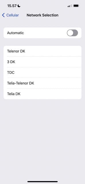 screenshot che mostra come scegliere manualmente i provider di rete su iphone