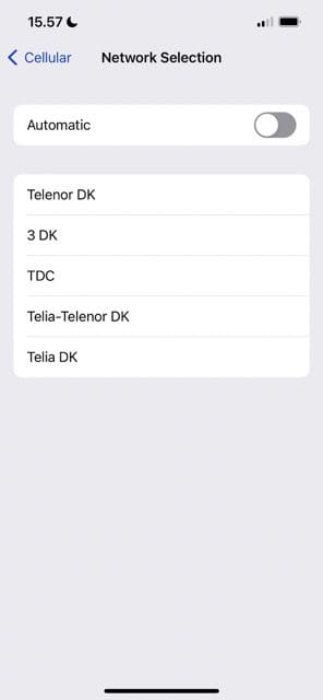 captura de pantalla que muestra cómo elegir manualmente los proveedores de red en el iPhone