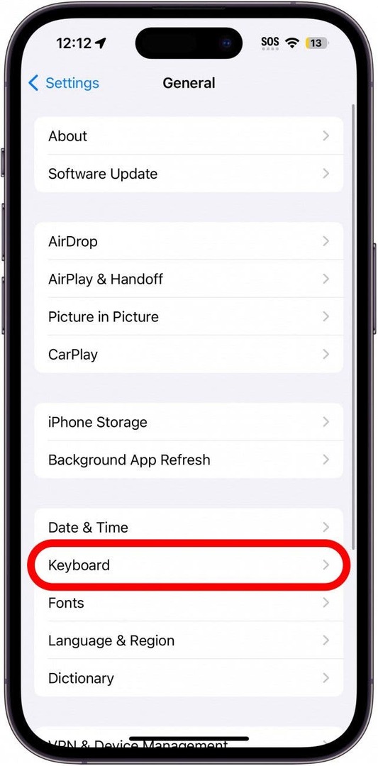 लाल घेरे में कीबोर्ड के साथ iPhone की सामान्य सेटिंग्स