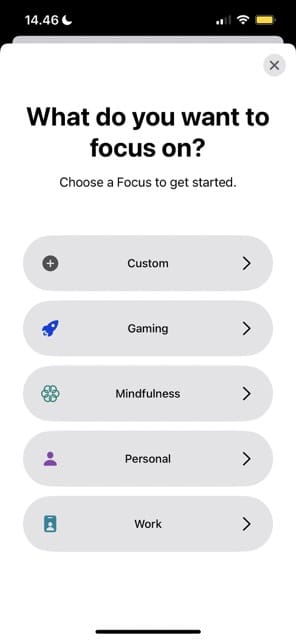 Cuplikan layar menampilkan pilihan mode fokus yang berbeda di iPhone
