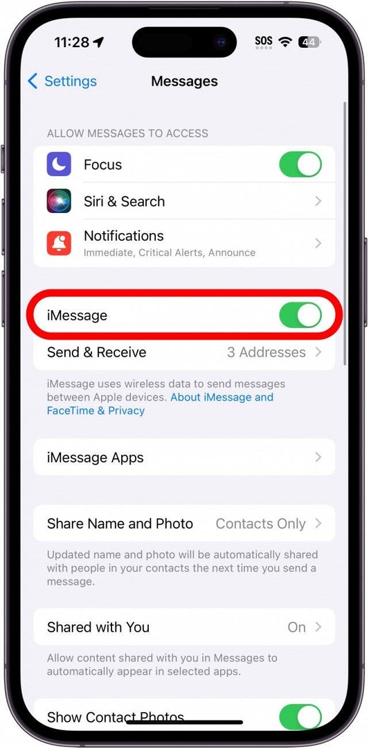 Impostazioni dei messaggi dell'iPhone con l'interruttore iMessage cerchiato in rosso