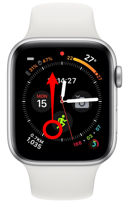 Apple Watch의 시계 페이스에서 위로 쓸어올리면 제어 센터가 열립니다.