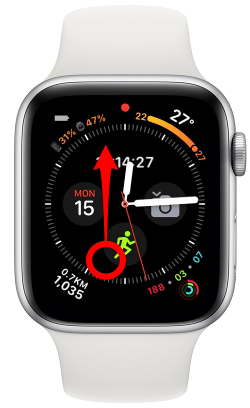 Στο Apple Watch, σύρετε προς τα πάνω από την πρόσοψη του ρολογιού σας για να ανοίξετε το Κέντρο Ελέγχου.