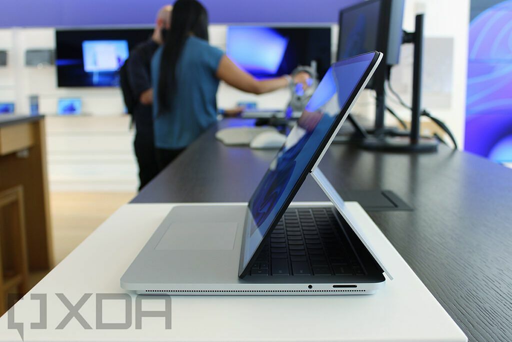 Bočni pogled na Surface Laptop Studio