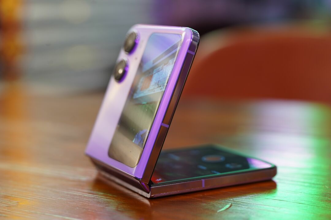 Oppo Find N2 Flip фиолетового цвета на полуоткрытом столе. 