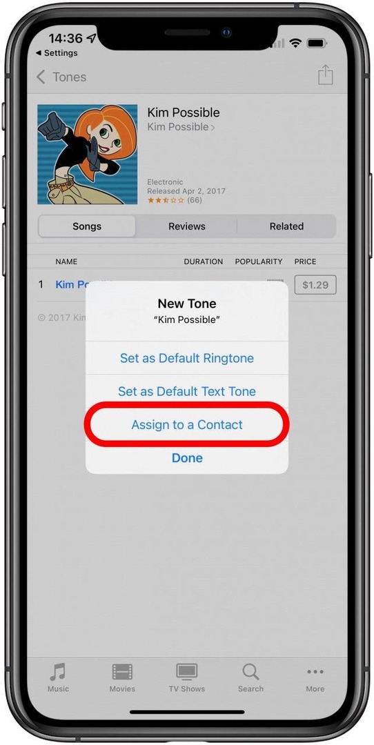 Bare følg trinene i Sådan køber du en SMS-ringetone fra Tone Store, og tryk på Indstil som Tildel til kontakt under trin 12.