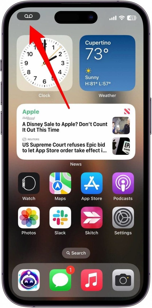 왼쪽 상단 모서리에 있는 음성 메일 아이콘을 가리키는 빨간색 화살표가 있는 iPhone 홈 화면