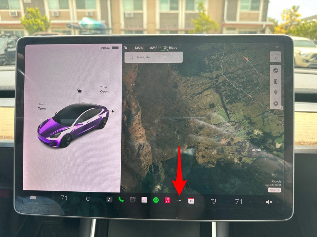 บนหน้าจอ Tesla ให้แตะแอปทั้งหมด 
