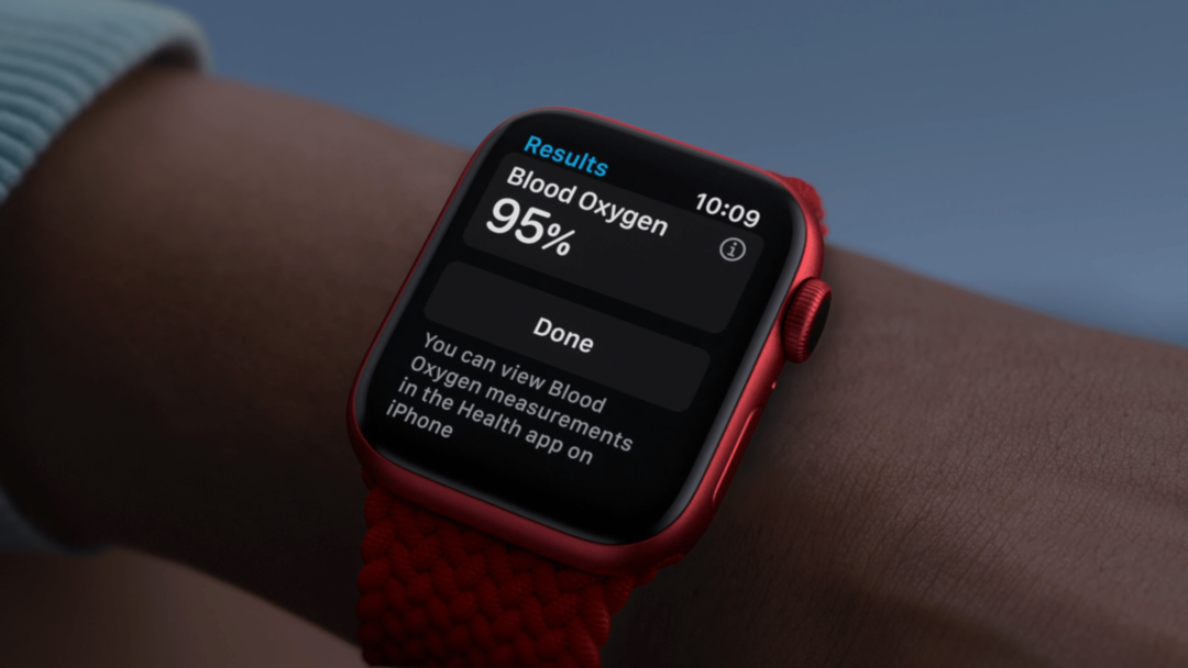 Eine Apple Watch Series 6 am Handgelenk, die den Blutsauerstoffgehalt des Trägers anzeigt.