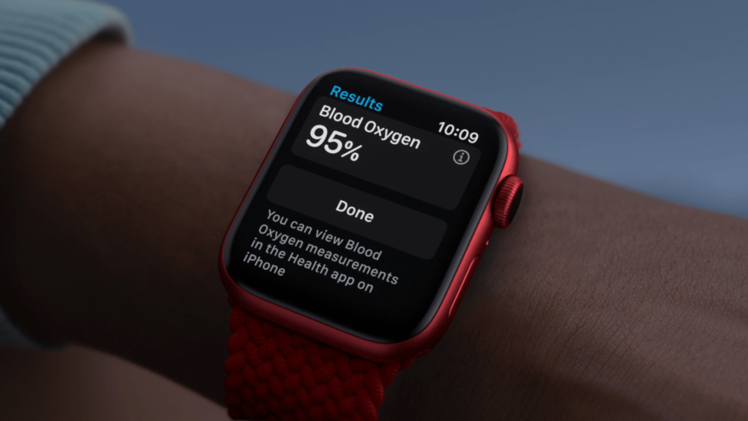 En Apple Watch Series 6 på en handled som visar syrenivån i blodet för bäraren.