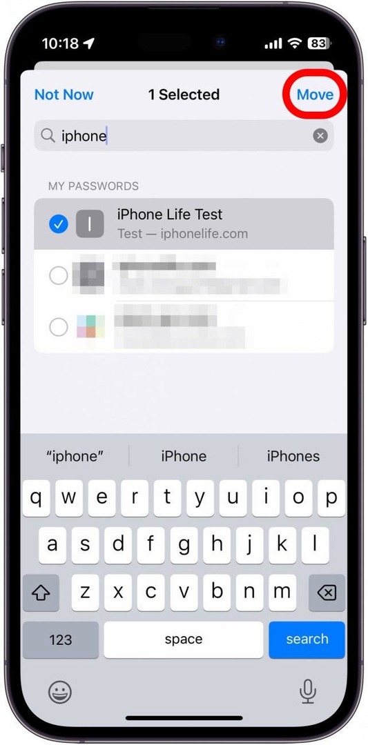 iPhone은 빨간색 원으로 표시된 이동 버튼을 사용하여 공유 비밀번호 그룹을 생성합니다.