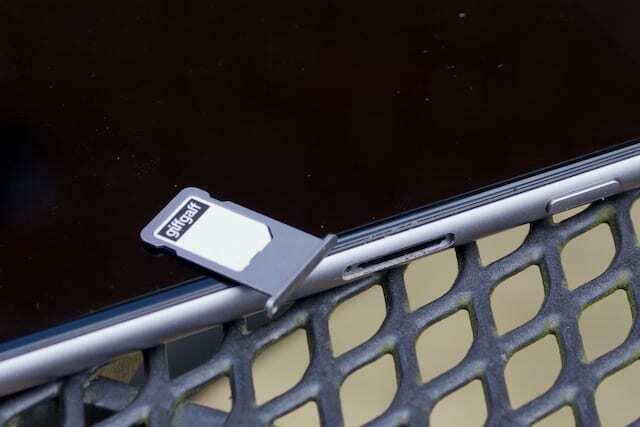 تمت إزالة درج بطاقة SIM من جهاز iPhone التالف بسبب الماء.