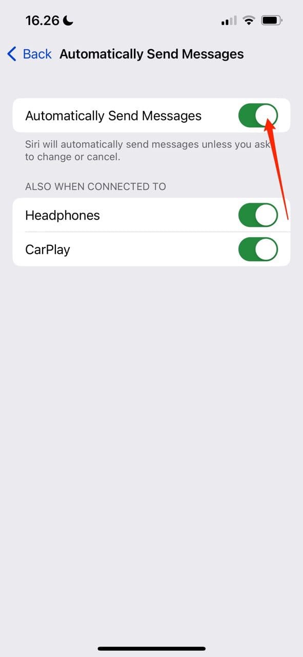 Snímek obrazovky zobrazující nastavení přepínání na iOS 16 pro odesílání zpráv přes Siri