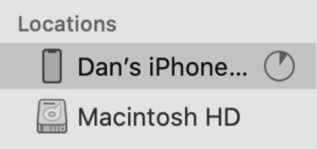 Прогресс резервного копирования iPhone на боковой панели Finder