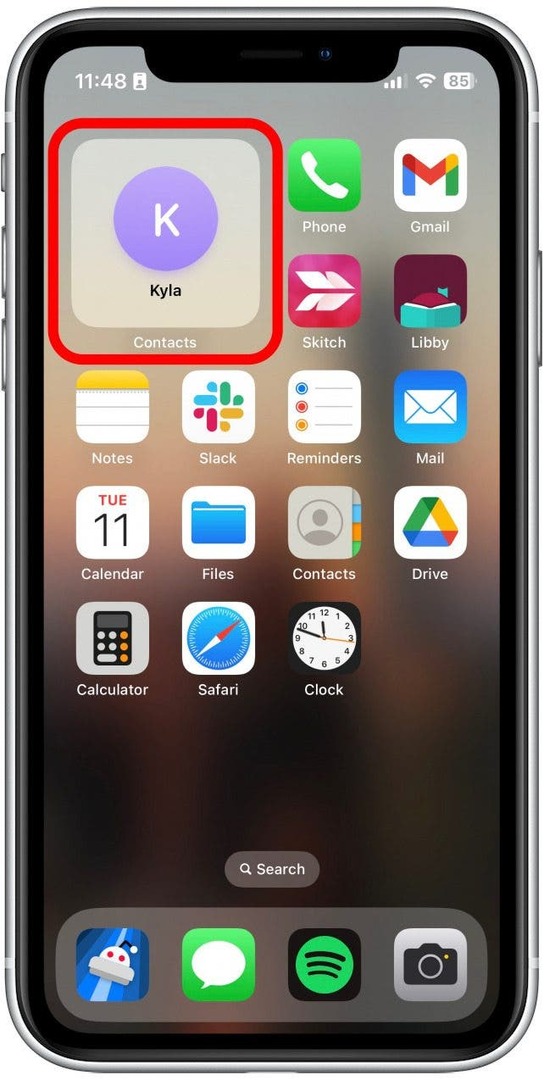 Snímek obrazovky domovské obrazovky iPhone s nastíněným widgetem Kontakty