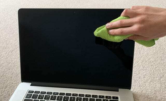 Почистване на екрана на MacBook