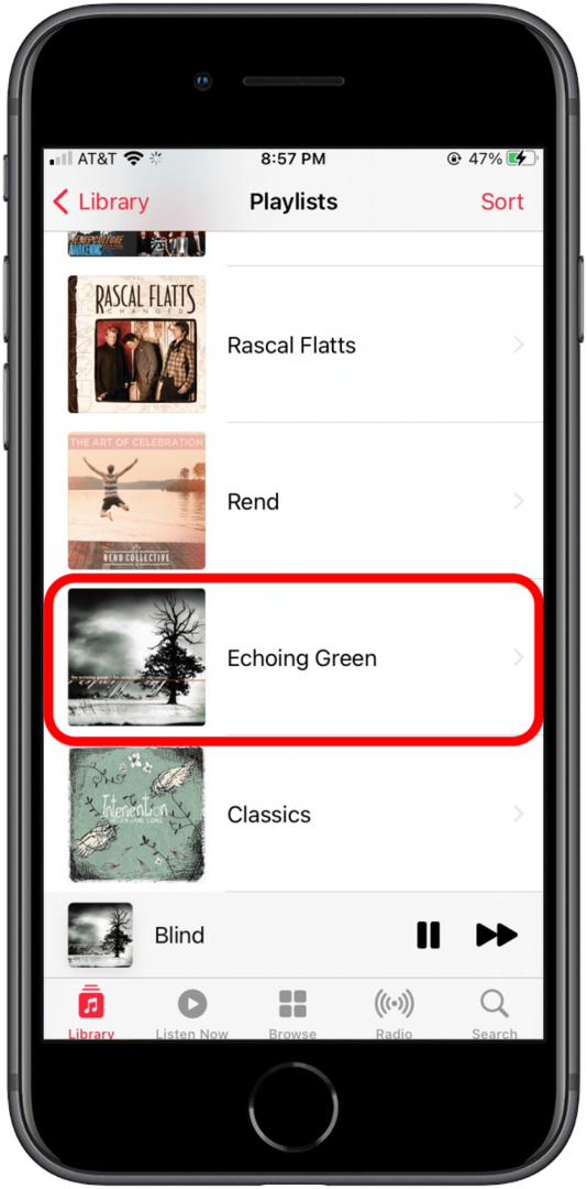 Dodirnite Apple Music popis za reprodukciju da biste ga odabrali.