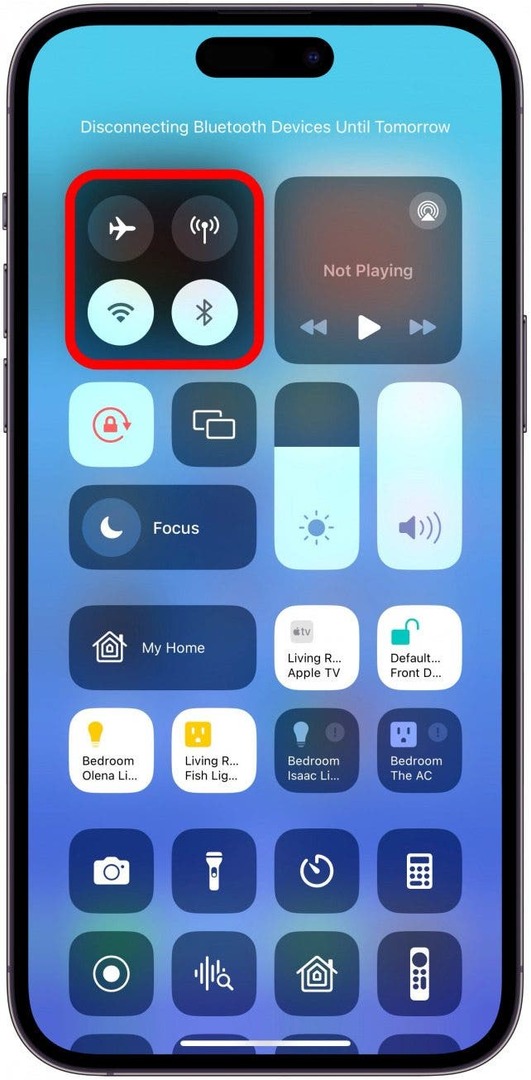 Выключите Wi-Fi, сотовую связь и Bluetooth на iPhone, подождите 30 секунд, а затем снова включите их.