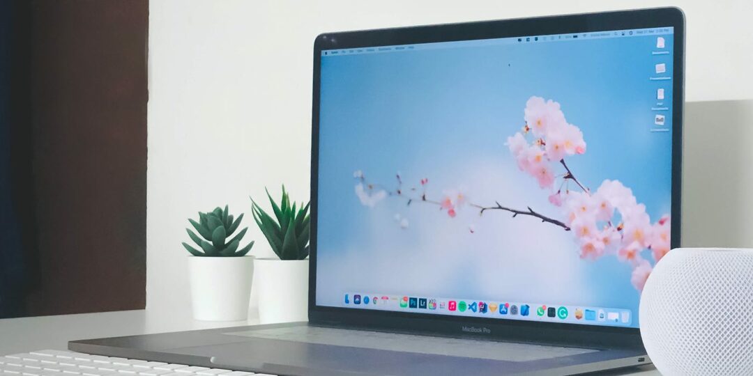 foto de un macbook con la pantalla abierta