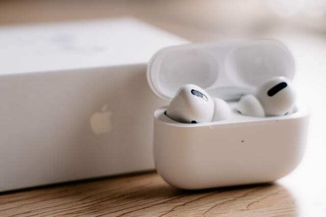 AirPods Pro u torbici za punjenje pored kutije proizvoda