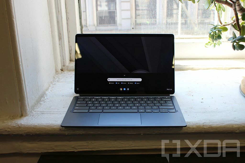 Lenovo Chromebook Duet 5 auf dem Fensterregal