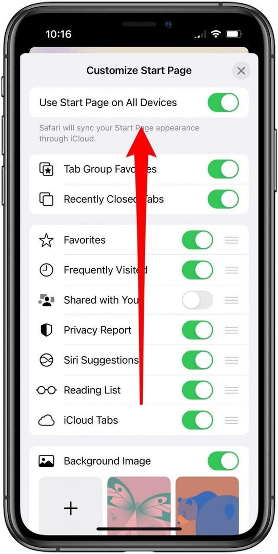 Safari-app med Tilpass startside-arket åpent for en fanegruppe-startside og en markering som indikerer en sveip opp.