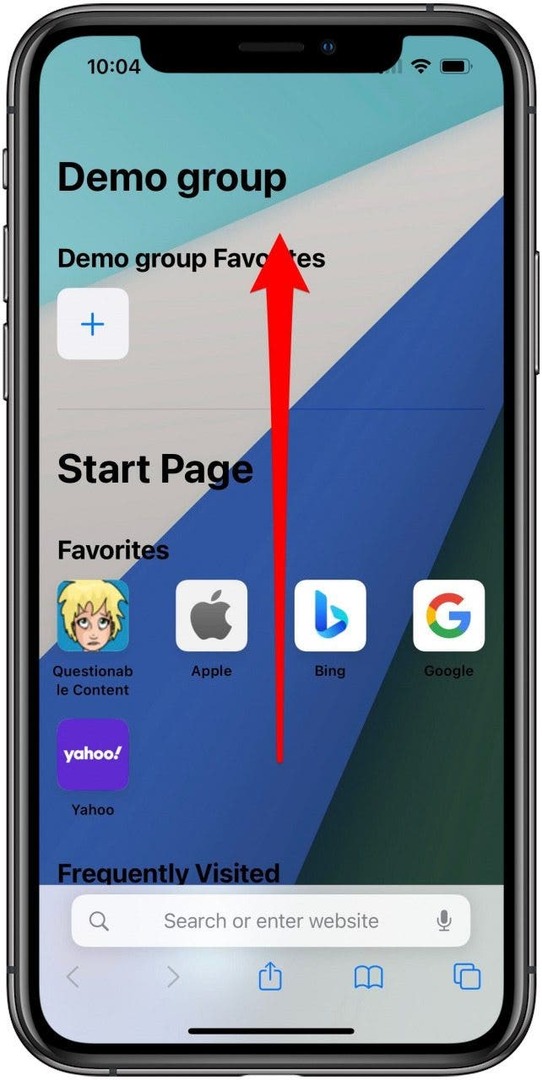 Safari-app med en fanegruppe-startside åben og en markering, der angiver et swipe op.