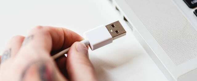 USB kábel a portba megy