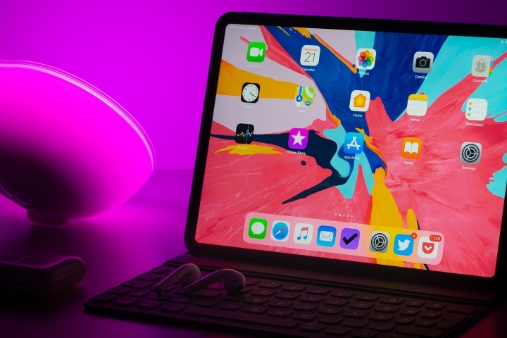 Μια προσεκτική ματιά του iPad Pro που είναι συνδεδεμένο σε ένα πληκτρολόγιο.