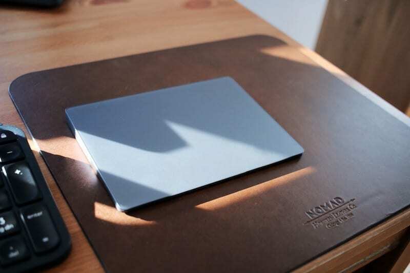 Magic Trackpad 2 върху подложка за мишка Nomad Leather