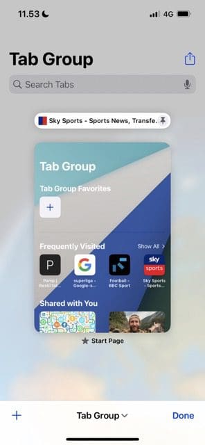 Zrzut ekranu przedstawiający przypiętą kartę w grupie kart w przeglądarce Safari
