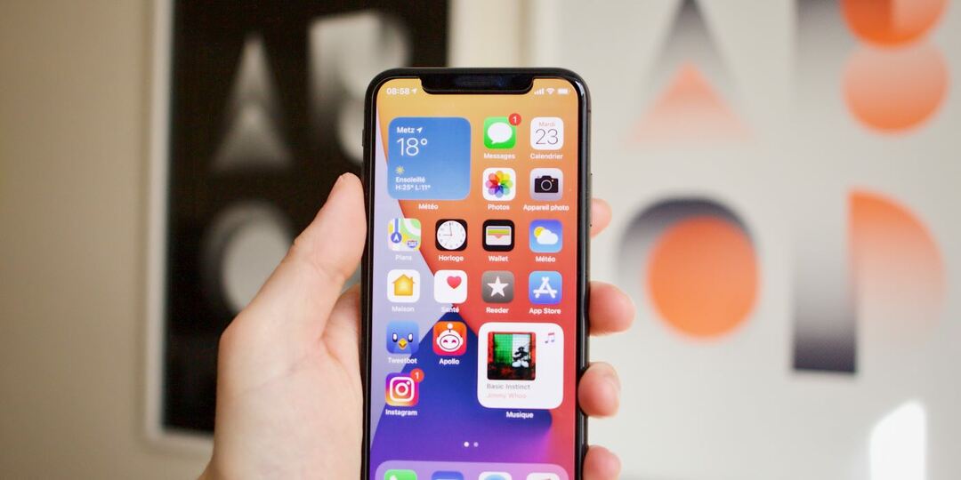 foto di una persona che tiene in mano l'iphone