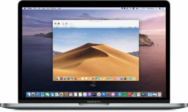 MacBook cu fereastra de partajare a ecranului deschisă