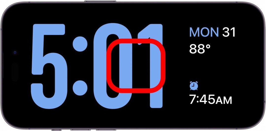 स्क्रीन के केंद्र में लाल बॉक्स के साथ iPhone स्टैंडबाय घड़ी स्क्रीन, स्क्रीन पर टैप करके रखने का संकेत देती है
