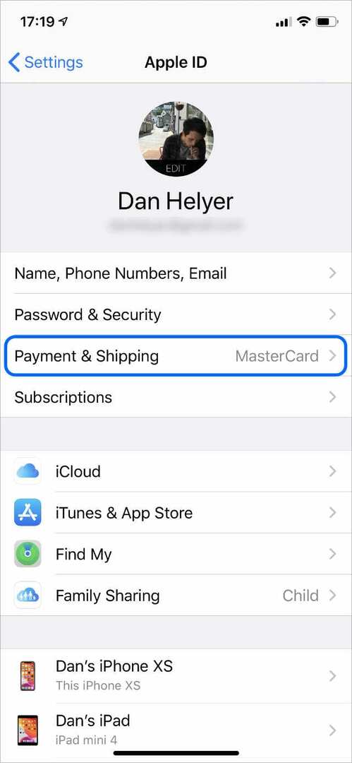 भुगतान और शिपिंग के साथ iPhone पर Apple ID सूचना पृष्ठ हाइलाइट किया गया