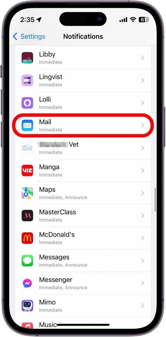 앱 목록까지 아래로 스크롤하고 배지를 끄려는 앱을 찾습니다. 이 예에서는 메일을 탭하겠습니다.
