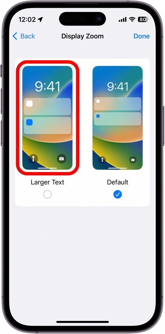 Texto más grande hará que el texto en su dispositivo sea más grande, incluido el reloj de la pantalla de bloqueo. También ampliará los iconos de las aplicaciones y otros elementos de la interfaz de usuario.
