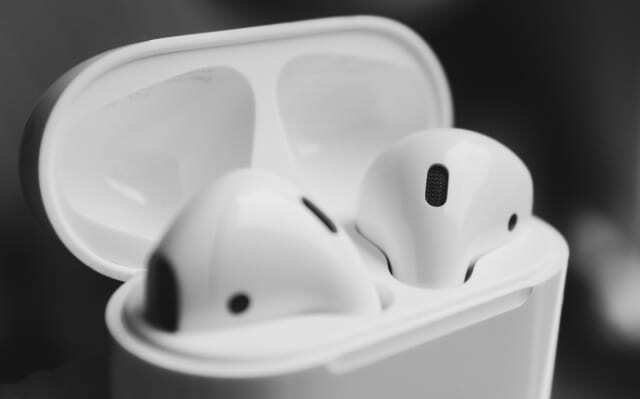 Крупний план AirPods в зарядному футлярі